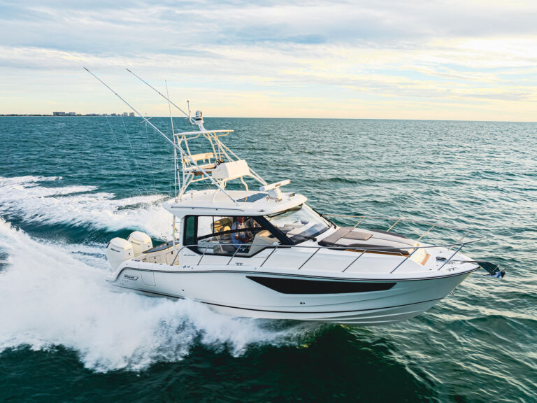 Boston Whaler 265 Conquest on the ocean